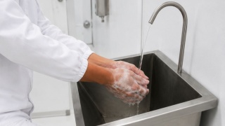 Como tornar segura a higieniza��o de m�os na rotina de uma ind�stria de alimentos?