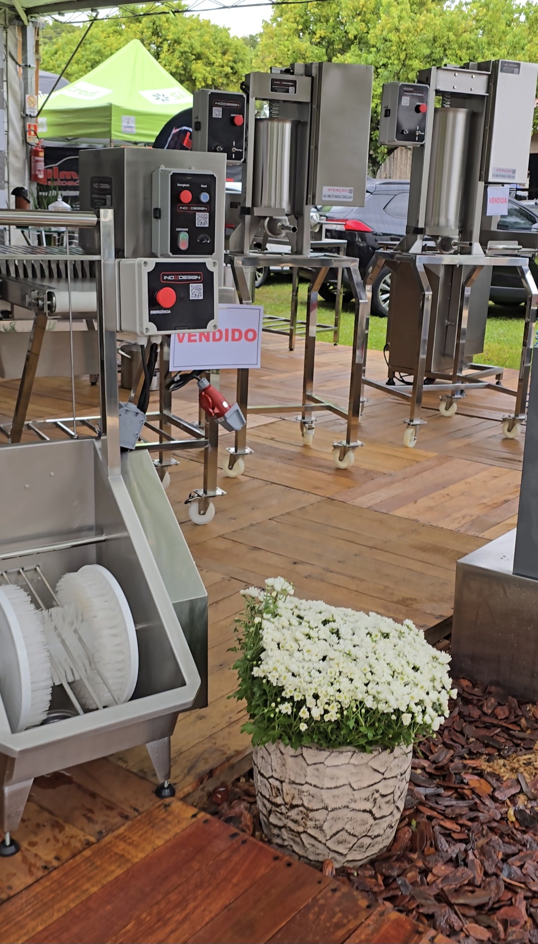 Máquinas da Inox-Design em exposição aberta para visitantes da ExpoAgro 2025.